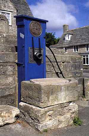 corfecastleoldtownpump.jpg (21145 Byte)